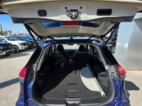 Used 2020 Nissan Rogue SV image 11