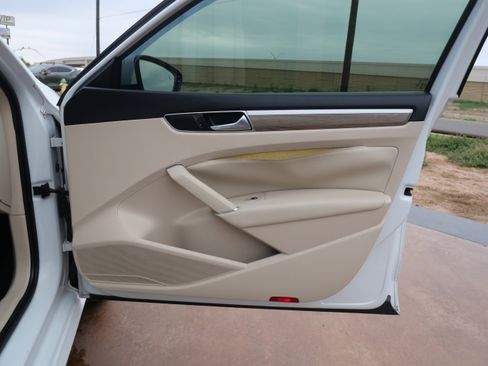 Used 2017 Volkswagen Passat 1.8T SE w/ SE Lighting Package image 13