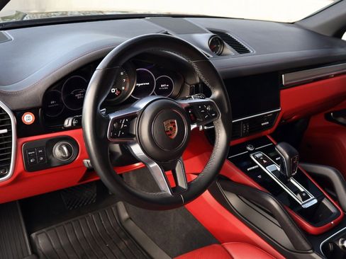 Certified 2023 Porsche Cayenne Platinum Edition image 4