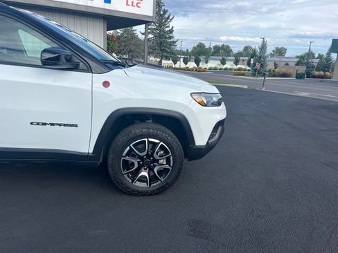 Used 2025 Jeep Compass Trailhawk AWD/4WD image 15