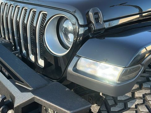 Used 2019 Jeep Wrangler Unlimited Sahara image 4