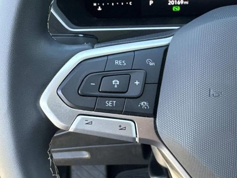 Used 2023 Volkswagen Tiguan SE w/ Panoramic Sunroof Package image 8