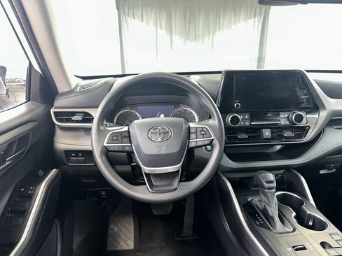Used 2023 Toyota Highlander L FWD image 2