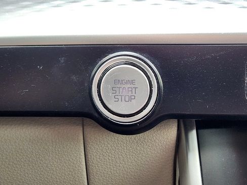 Used 2024 Kia Carnival LX FWD image 18