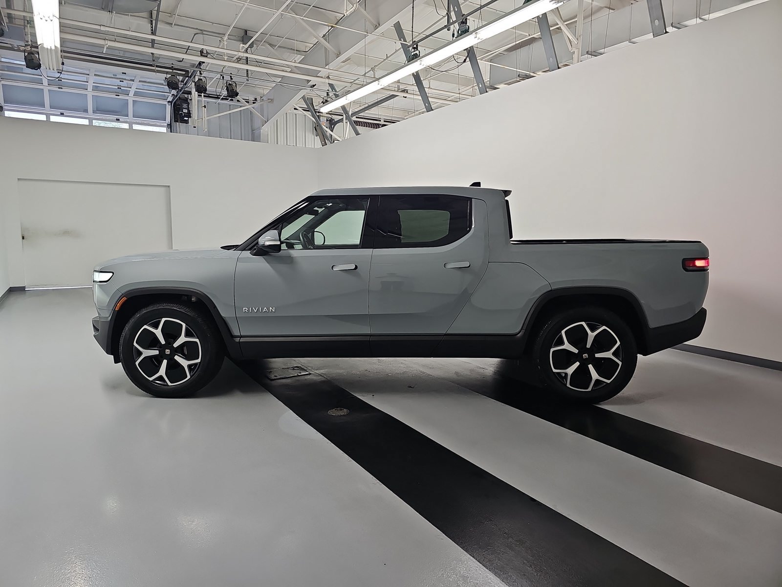 Used 2024 Rivian R1T Adventure Dual AWD/4WD image 2