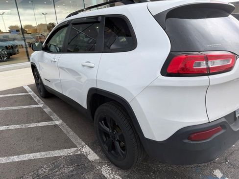 Used 2018 Jeep Cherokee Latitude w/ Altitude Package FWD image 5