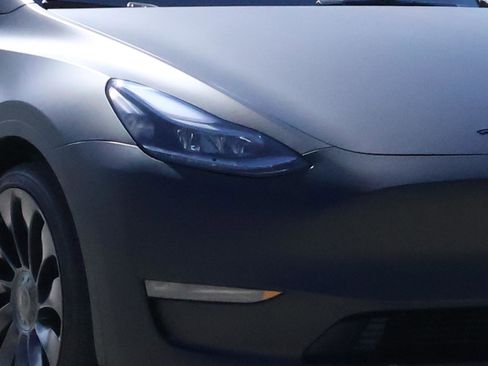 Used 2025 Tesla Model Y Performance image 9