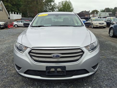 Used 2017 Ford Taurus SE image 2