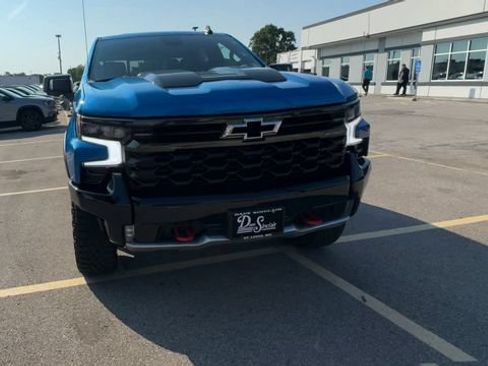 Used 2022 Chevrolet Silverado 1500 ZR2 w/ Technology Package AWD/4WD image 3