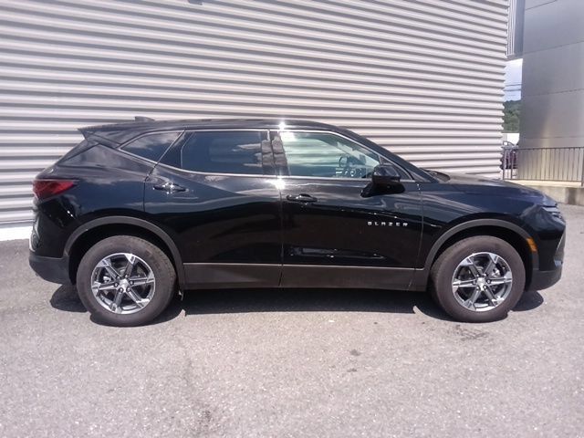 Used 2025 Chevrolet Blazer LT AWD/4WD image 2