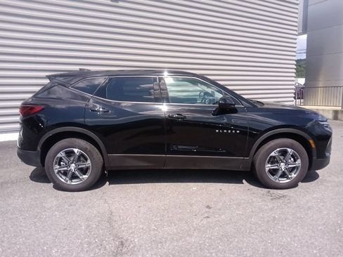Used 2025 Chevrolet Blazer LT AWD/4WD image 2