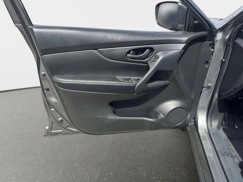 Used 2020 Nissan Rogue S FWD image 19