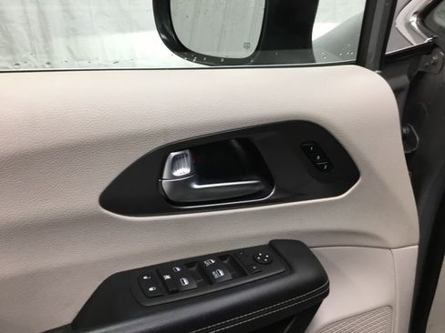 Used 2023 Chrysler Pacifica Touring-L image 7