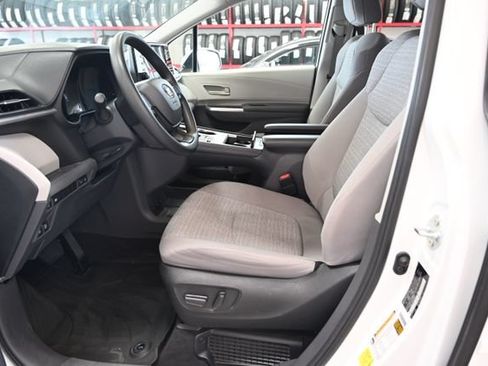 Used 2023 Toyota Sienna LE AWD/4WD image 10