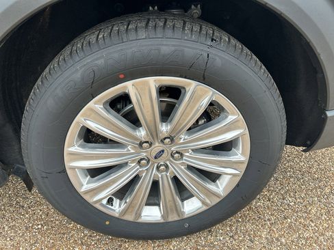 Used 2022 Ford Explorer Limited w/ Equipment Group 301A RWD image 9