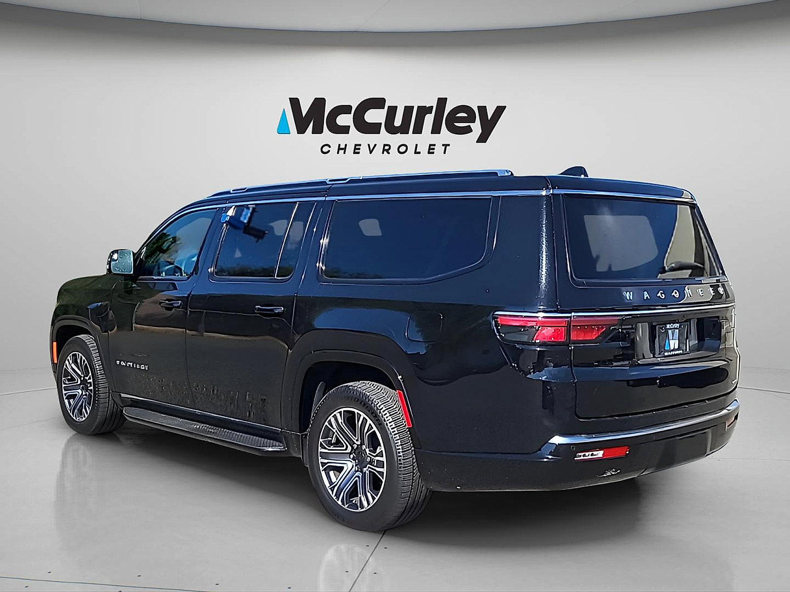 Used 2024 Jeep Wagoneer L Series II w/ Flexible Seating Group AWD/4WD image 5