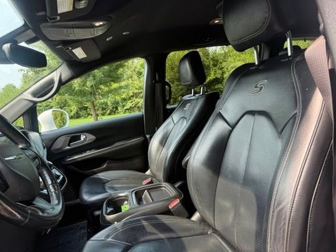 Used 2019 Chrysler Pacifica Touring-L w/ S Appearance Package FWD image 11