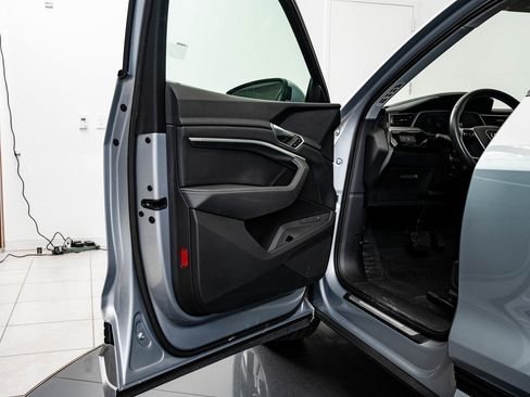 Used 2022 Audi e-tron Premium w/ Convenience Plus Package image 27