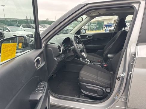 Used 2025 Hyundai Venue SEL FWD image 14