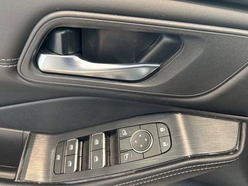 Used 2024 Nissan Rogue SL AWD/4WD image 9