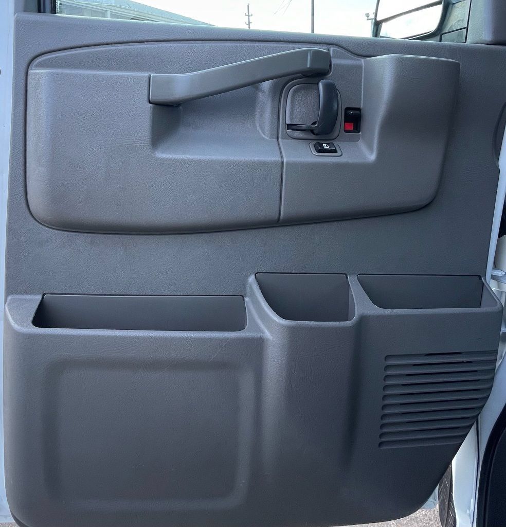 Used 2017 Chevrolet Express 2500 Extended RWD image 30