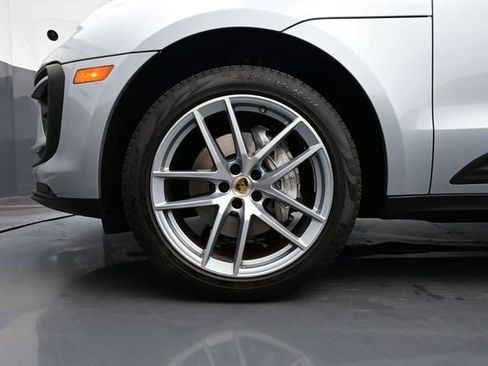Certified 2022 Porsche Macan AWD/4WD image 6