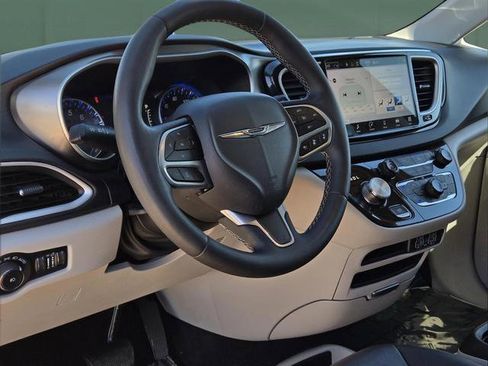 Used 2024 Chrysler Pacifica Touring-L FWD image 18