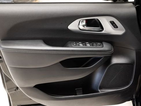 Used 2025 Chrysler Pacifica Limited image 8