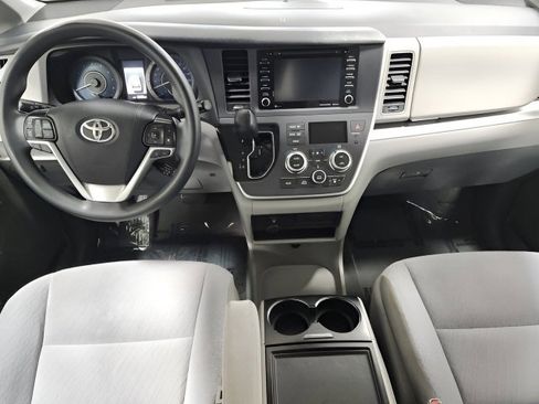 Used 2020 Toyota Sienna LE image 2