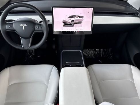 Used 2024 Tesla Model Y Long Range image 12