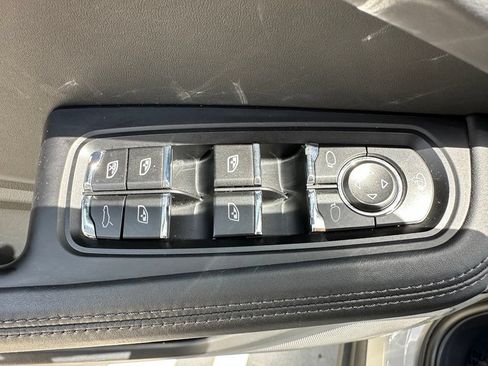 Used 2023 Porsche Macan AWD/4WD image 18