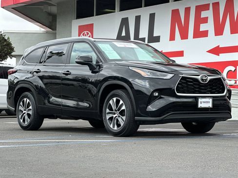 Used 2024 Toyota Highlander XLE FWD image 8