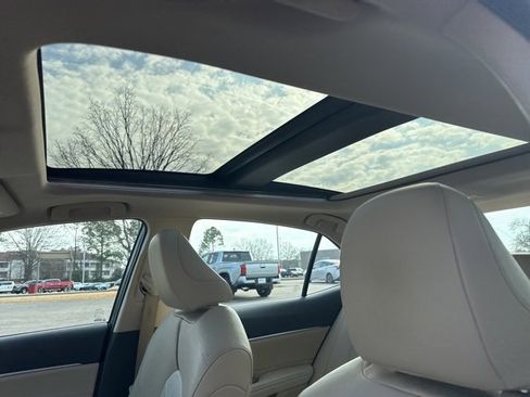 Used 2018 Toyota Camry XLE image 23