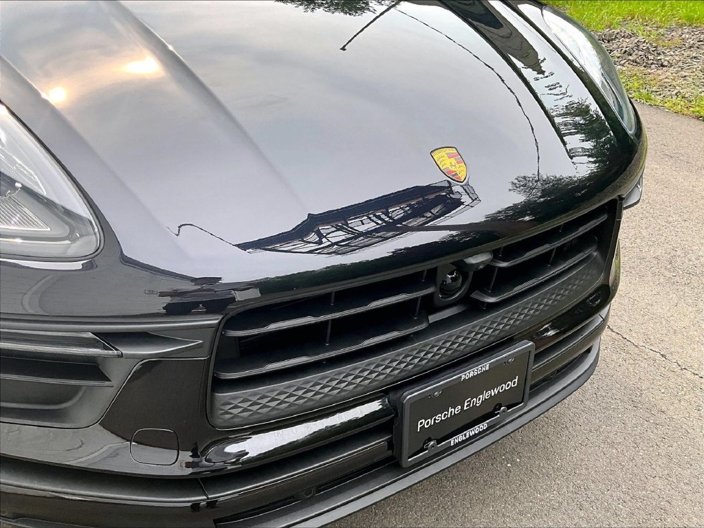 Certified 2025 Porsche Macan AWD/4WD image 32