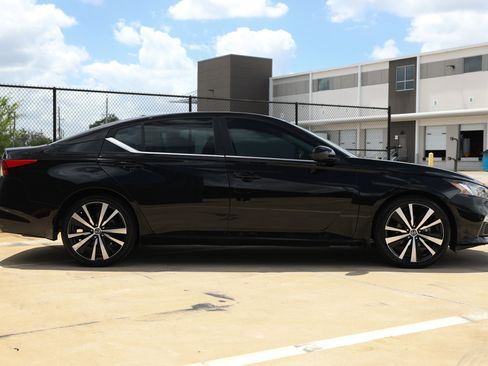 Used 2020 Nissan Altima 2.5 SR FWD image 17