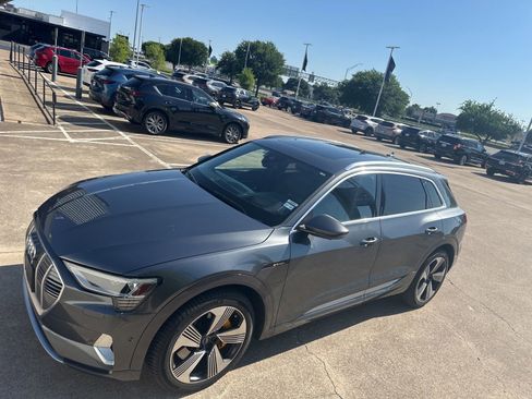 Used 2019 Audi e-tron Prestige w/ Prestige Package AWD/4WD image 9