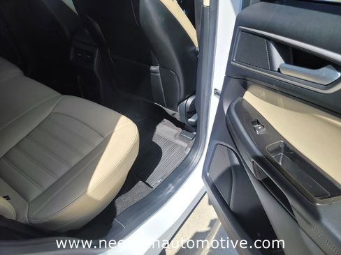 Used 2020 Ford Edge SEL image 11