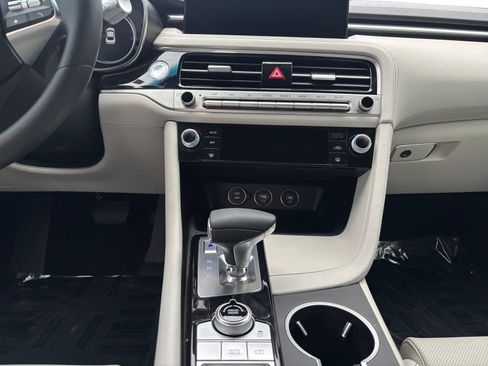 Used 2024 Genesis G70 2.5T image 11