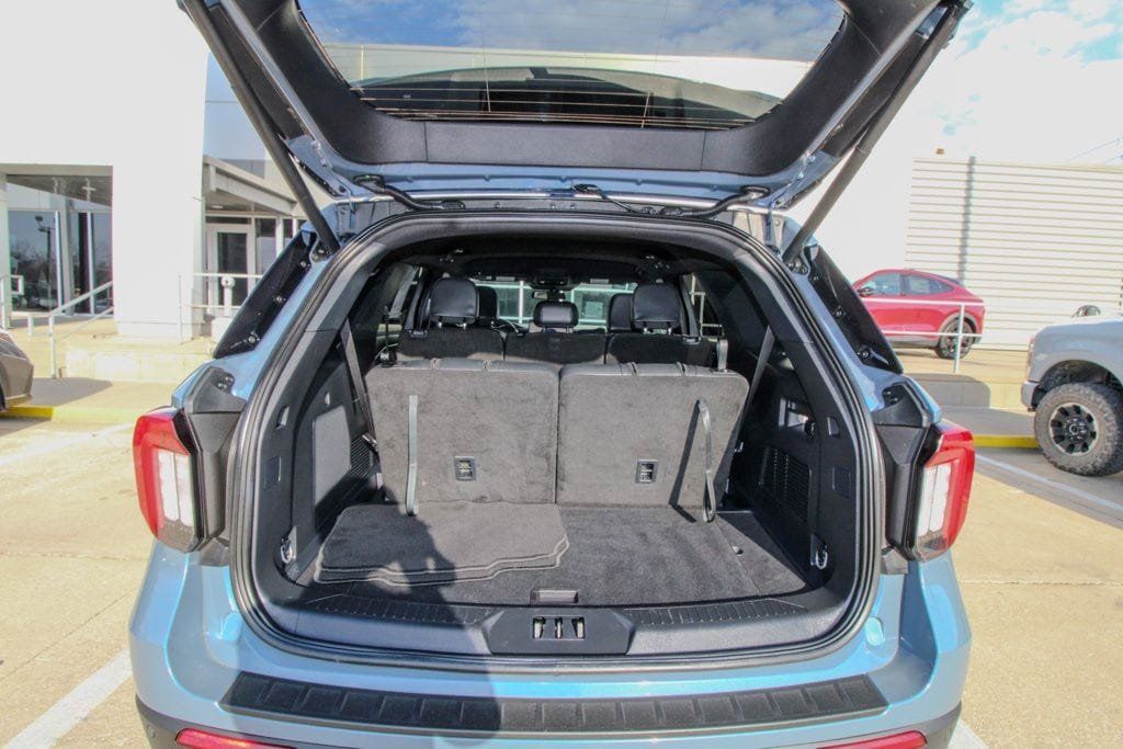 Used 2025 Ford Explorer ST-Line w/ ST-Line Street Pack AWD/4WD image 5