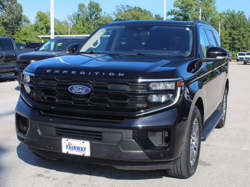 Used 2025 Ford Expedition Active RWD image 3