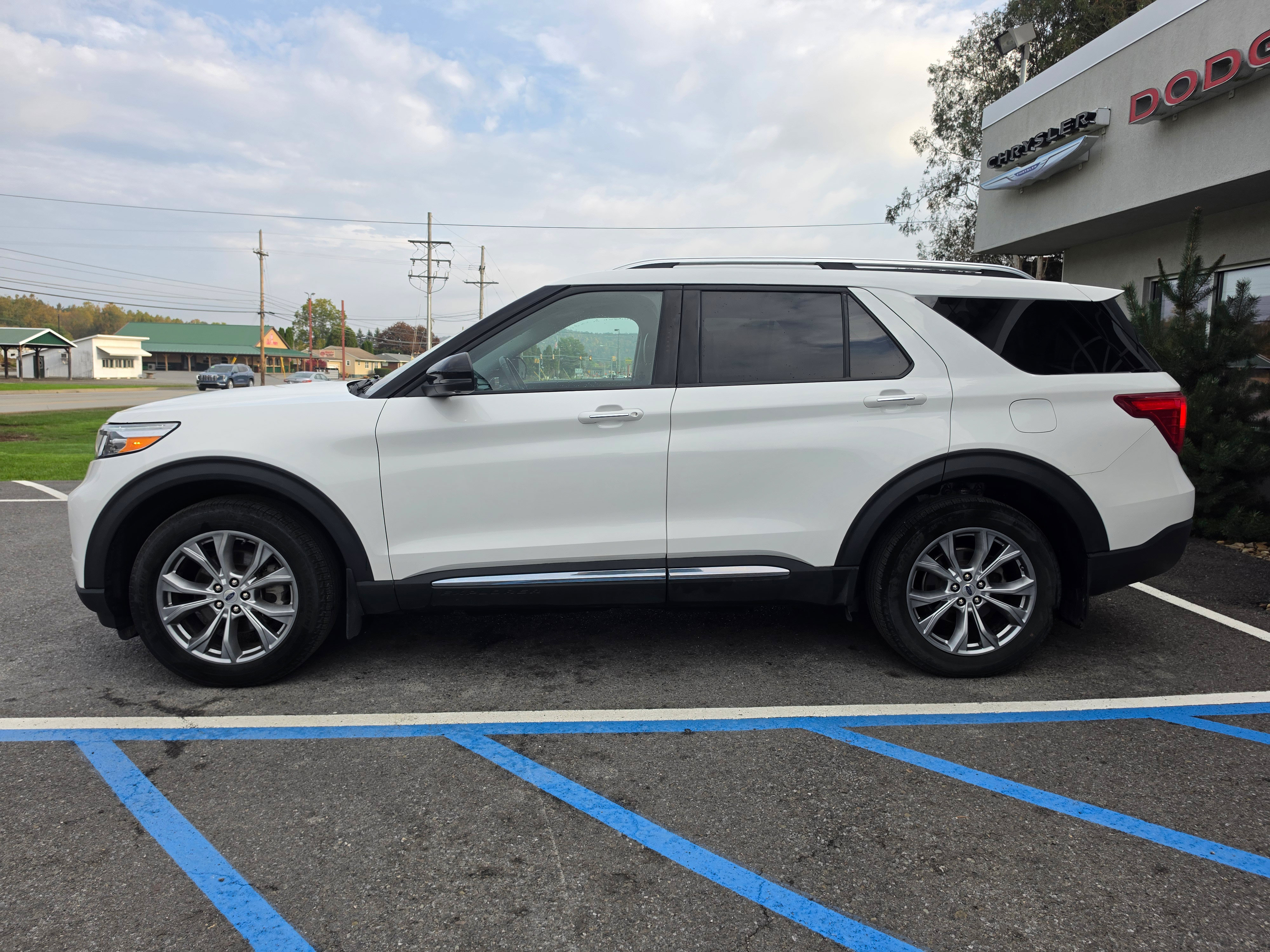 Used 2021 Ford Explorer Limited w/ Equipment Group 301A AWD/4WD image 7