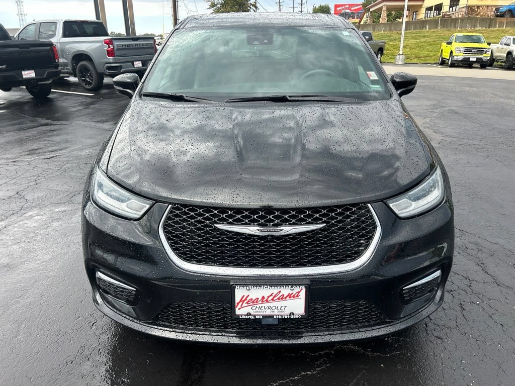 Used 2025 Chrysler Pacifica Select FWD image 2