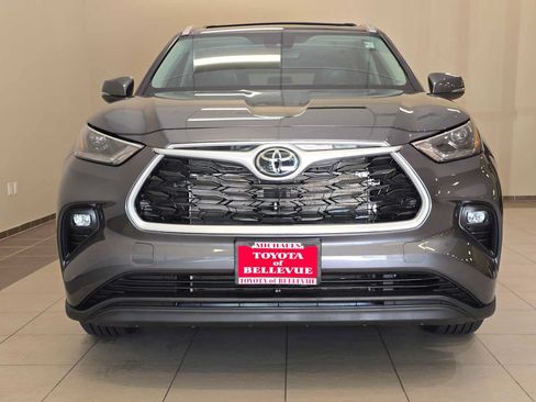 Used 2023 Toyota Highlander XLE AWD/4WD image 6