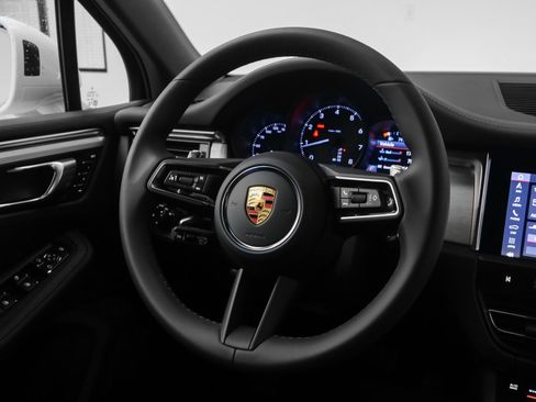 Used 2025 Porsche Macan image 34