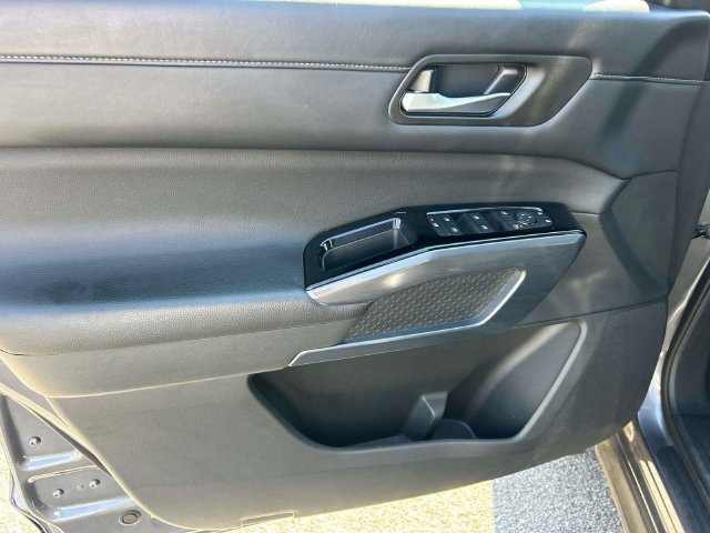Certified 2025 Nissan Pathfinder SL FWD image 27