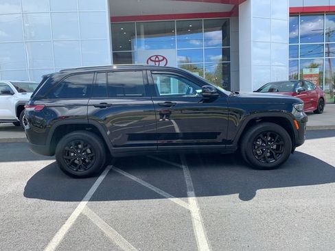 Used 2024 Jeep Grand Cherokee Altitude AWD/4WD image 2