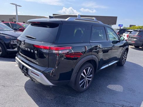 Used 2025 Nissan Pathfinder Platinum FWD image 5