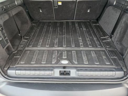 Used 2025 Land Rover Discovery S image 33