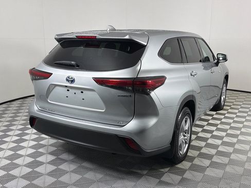 Used 2020 Toyota Highlander LE AWD/4WD image 5