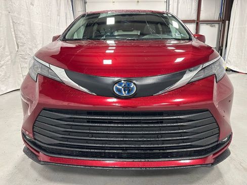 Used 2025 Toyota Sienna XLE AWD/4WD image 2
